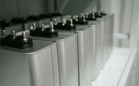 哪些因素影響電力電容器的容量？
